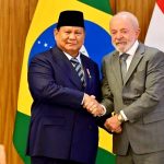 Presiden RI Prabowo Subianto berjabat tangan dengan Presiden Brazil Luiz Inácio Lula da Silva