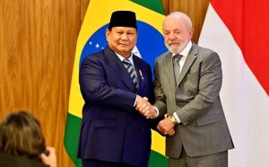 Presiden RI Prabowo Subianto berjabat tangan dengan Presiden Brazil Luiz Inácio Lula da Silva